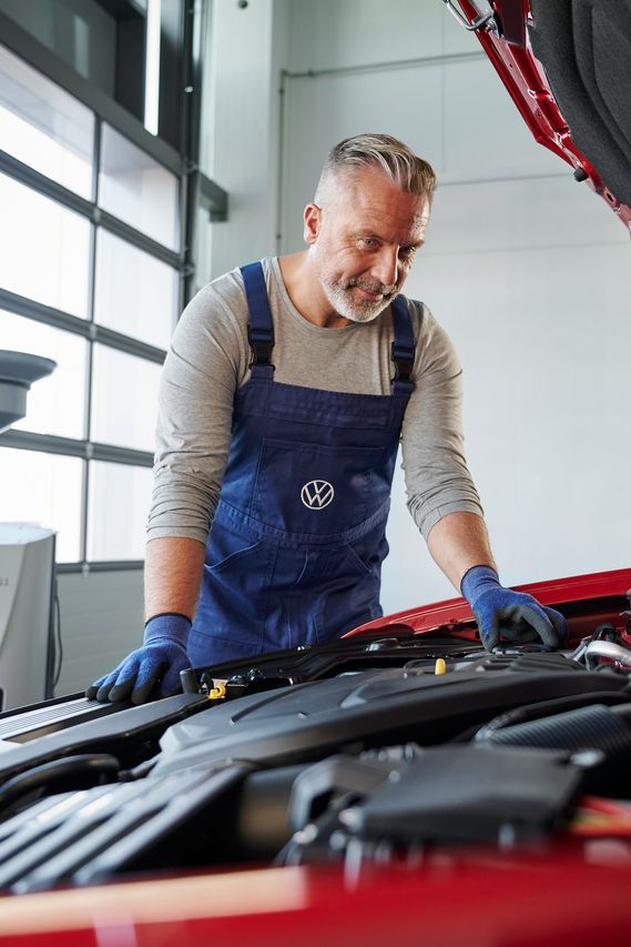 Volkswagen Service-Techniker beim Schnellservice